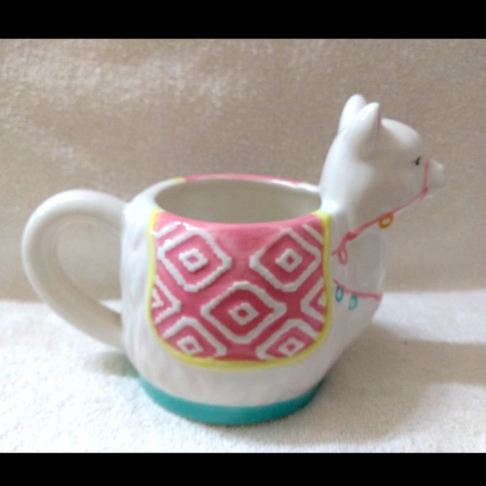 Dei Llama Alpaca Coffee Mug Embossed 3D Pink and White Blanket 12oz